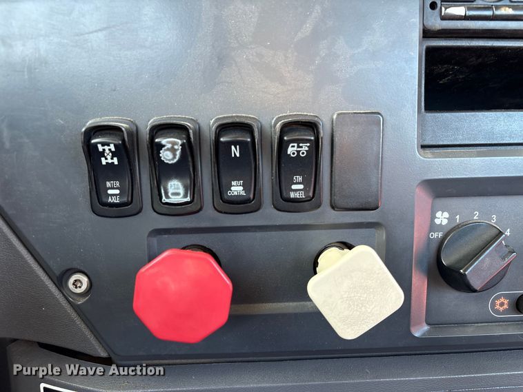 image for item EA7026 2013 Mack CHU613 semi truck