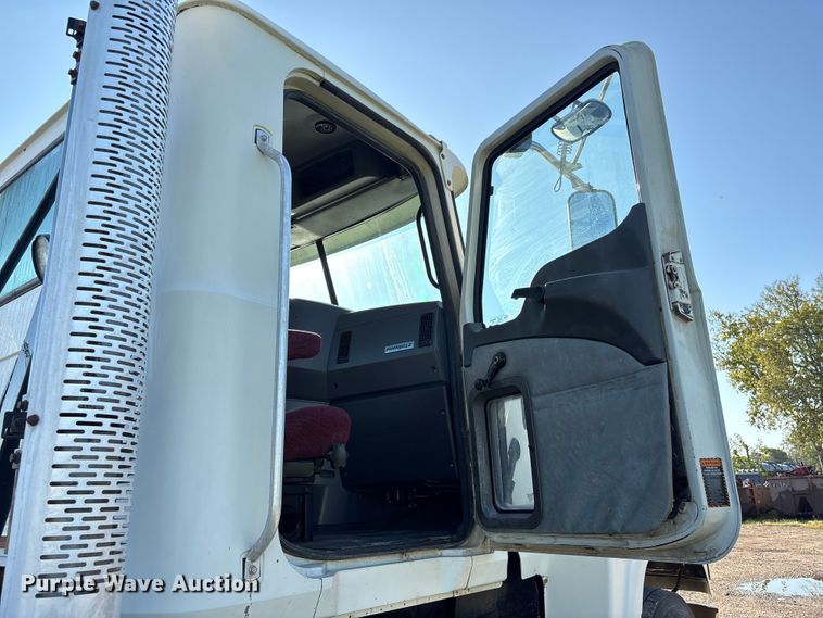 image for item EA7026 2013 Mack CHU613 semi truck