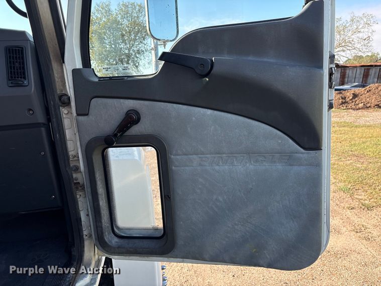 image for item EA7026 2013 Mack CHU613 semi truck