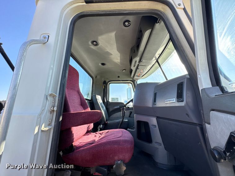 image for item EA7026 2013 Mack CHU613 semi truck