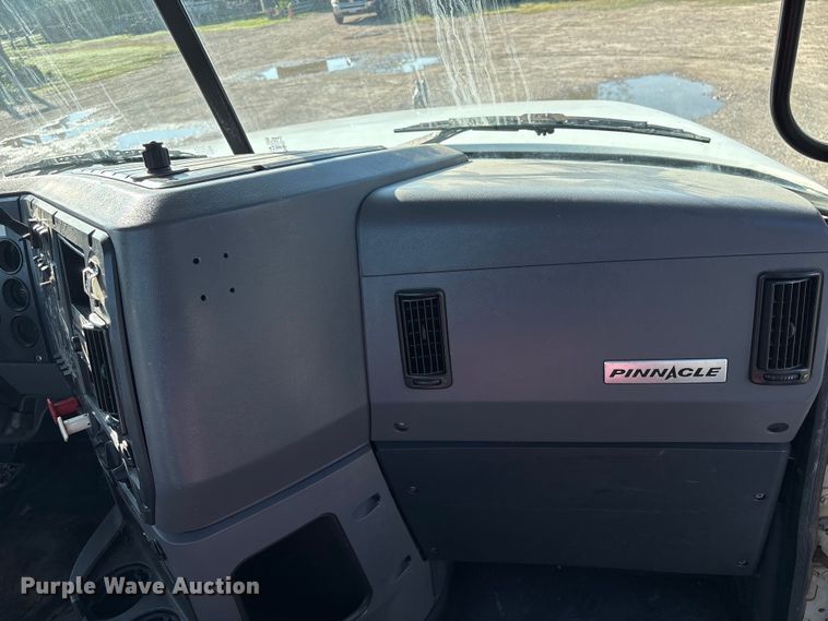 image for item EA7026 2013 Mack CHU613 semi truck