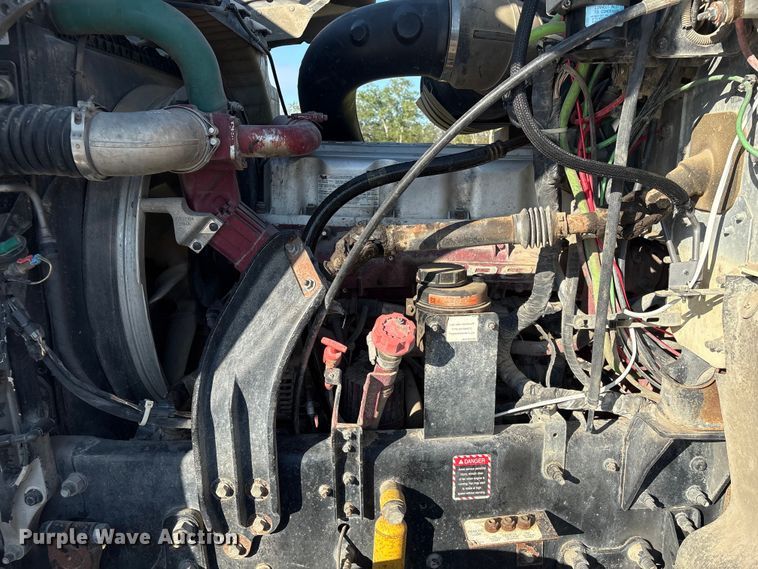 image for item EA7026 2013 Mack CHU613 semi truck