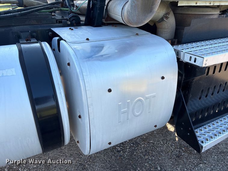 image for item EA7026 2013 Mack CHU613 semi truck