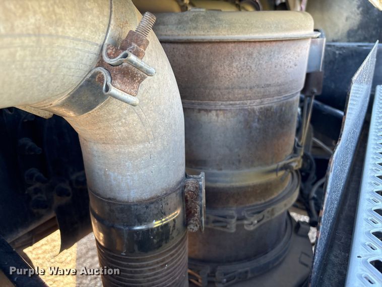 image for item EA7026 2013 Mack CHU613 semi truck