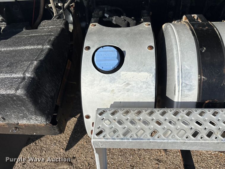 image for item EA7026 2013 Mack CHU613 semi truck