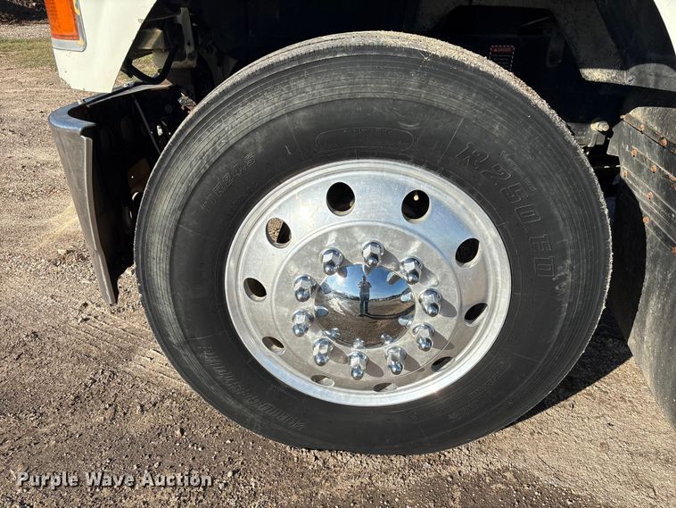 image for item EA7026 2013 Mack CHU613 semi truck