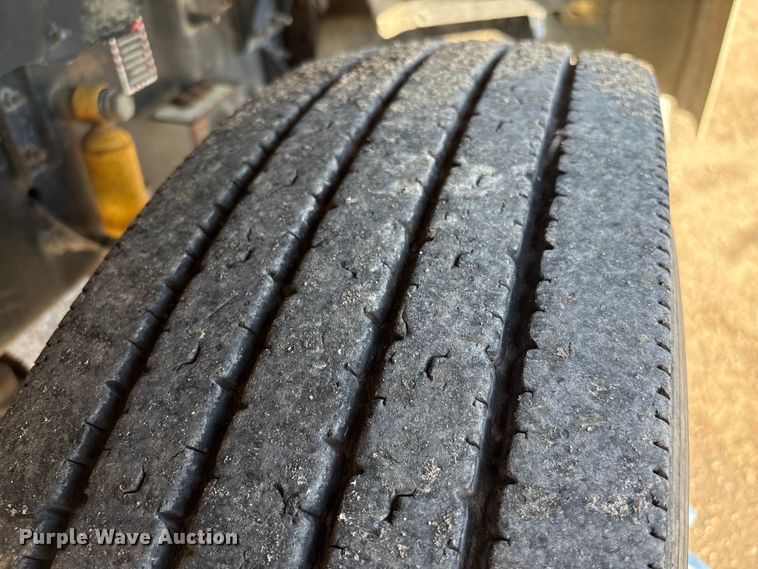 image for item EA7026 2013 Mack CHU613 semi truck