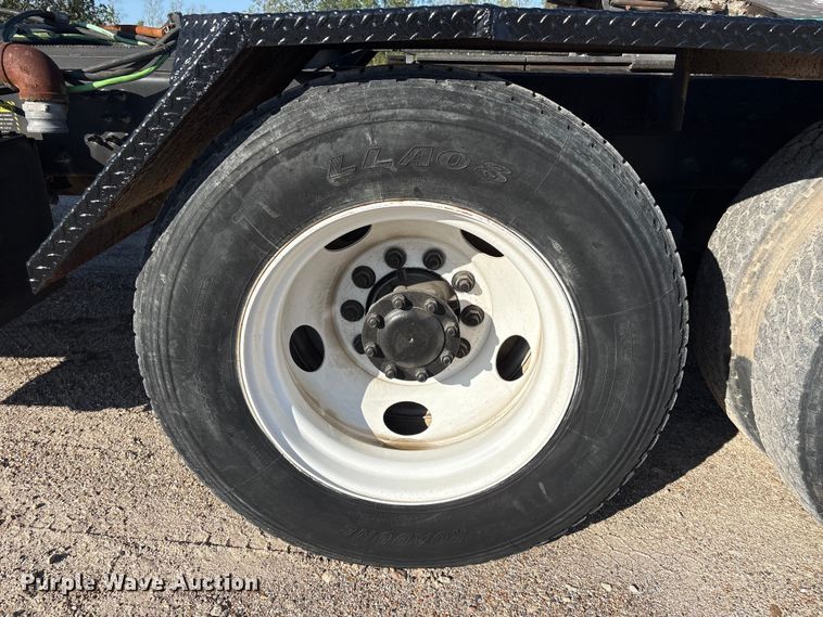 image for item EA7026 2013 Mack CHU613 semi truck