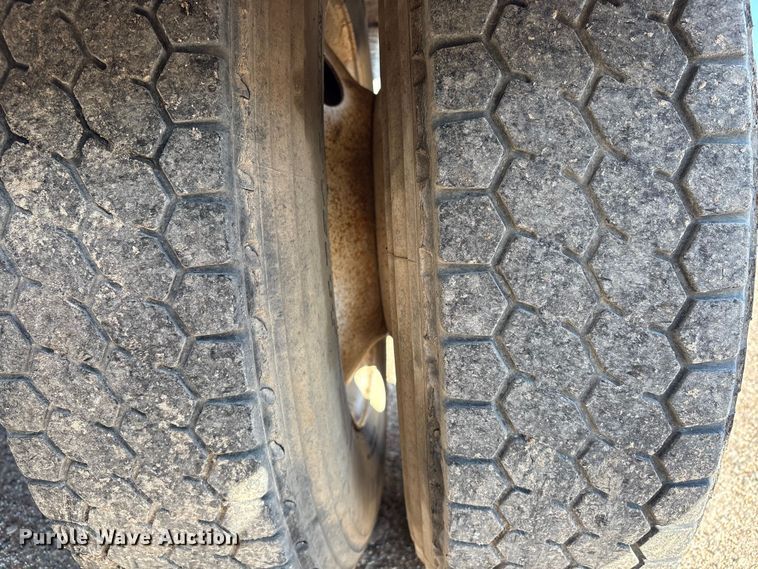 image for item EA7026 2013 Mack CHU613 semi truck