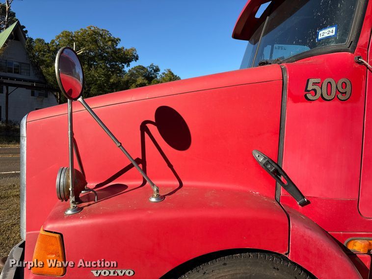 image for item EA7041 1996 Volvo tank truck