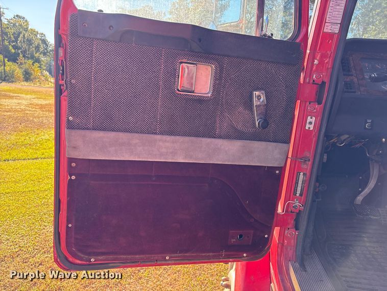 image for item EA7041 1996 Volvo tank truck