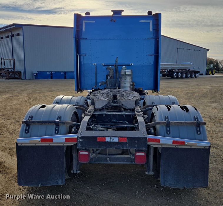 image for item EB1149 2016 Peterbilt 567 semi truck