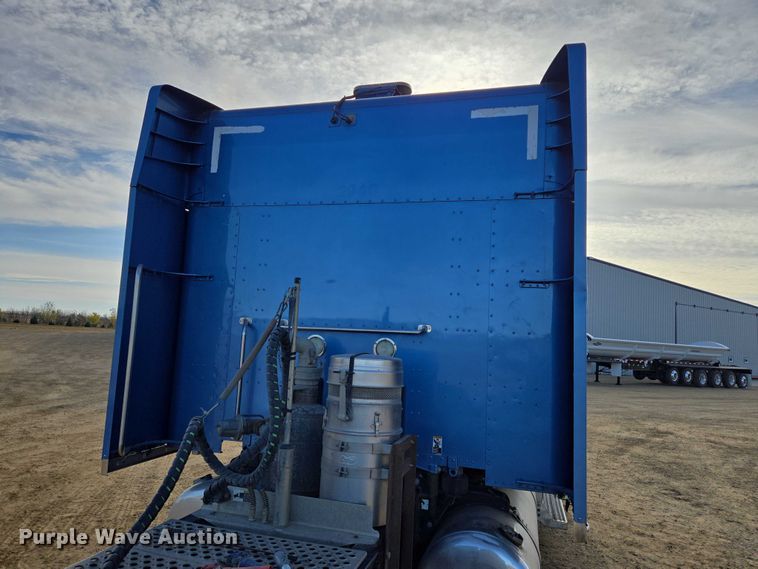 image for item EB1149 2016 Peterbilt 567 semi truck