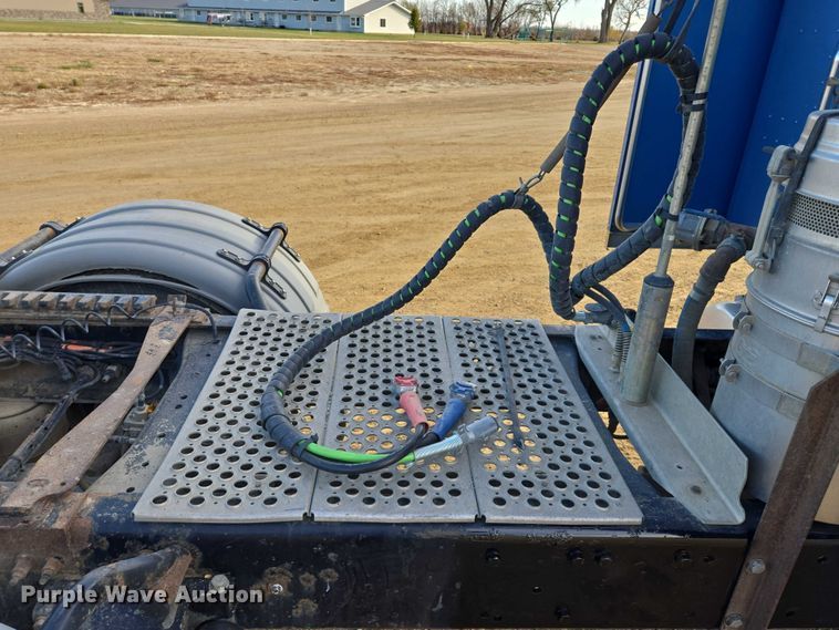 image for item EB1149 2016 Peterbilt 567 semi truck