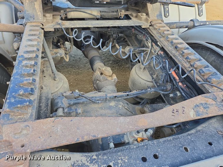 image for item EB1149 2016 Peterbilt 567 semi truck