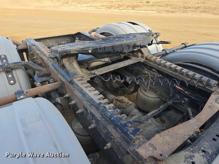 image for item EB1149 2016 Peterbilt 567 semi truck