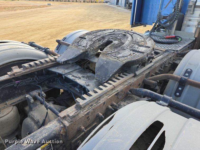 image for item EB1149 2016 Peterbilt 567 semi truck