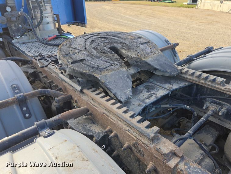 image for item EB1149 2016 Peterbilt 567 semi truck