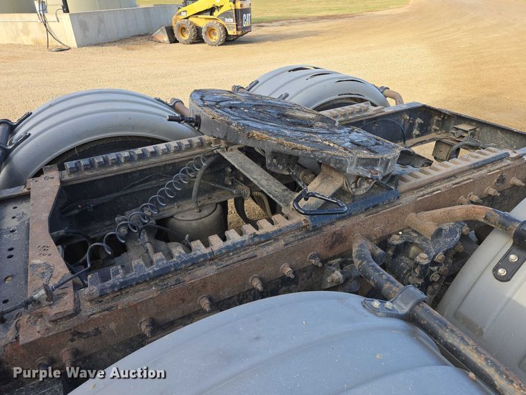 image for item EB1149 2016 Peterbilt 567 semi truck