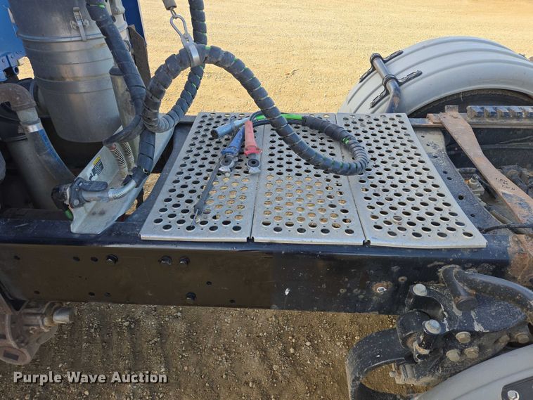 image for item EB1149 2016 Peterbilt 567 semi truck