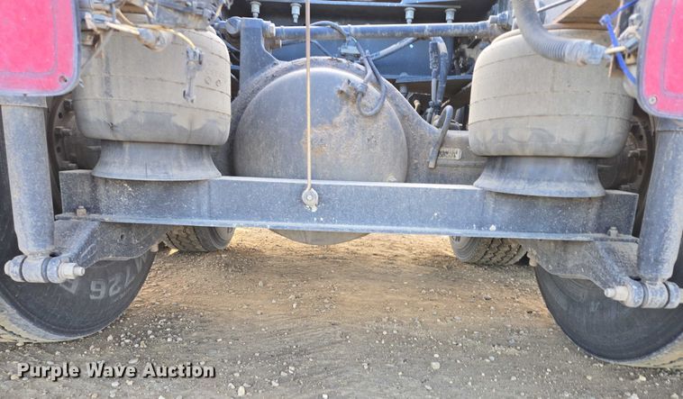 image for item EB1149 2016 Peterbilt 567 semi truck