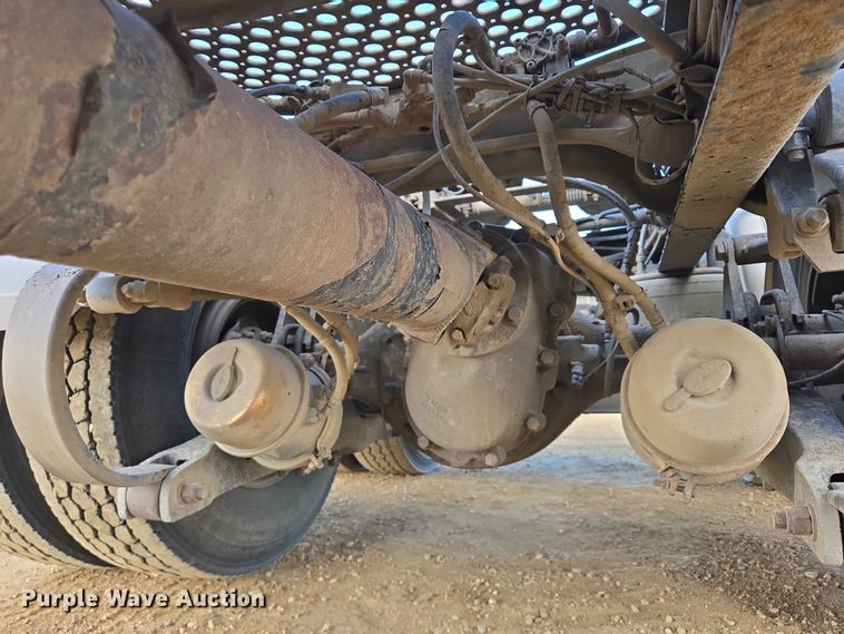 image for item EB1149 2016 Peterbilt 567 semi truck