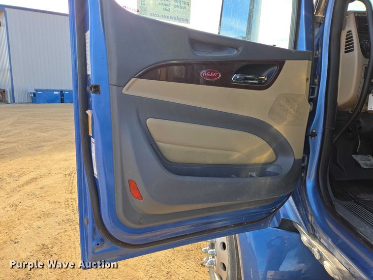 image for item EB1149 2016 Peterbilt 567 semi truck