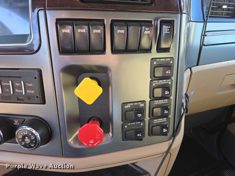 image for item EB1149 2016 Peterbilt 567 semi truck