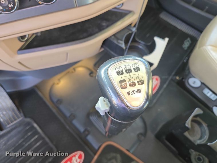 image for item EB1149 2016 Peterbilt 567 semi truck