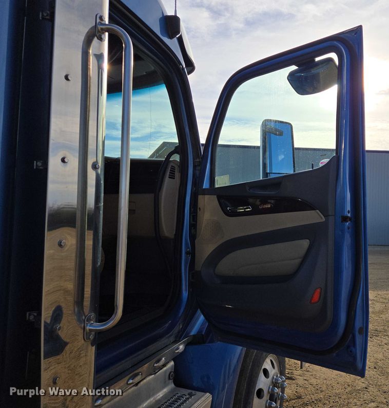 image for item EB1149 2016 Peterbilt 567 semi truck