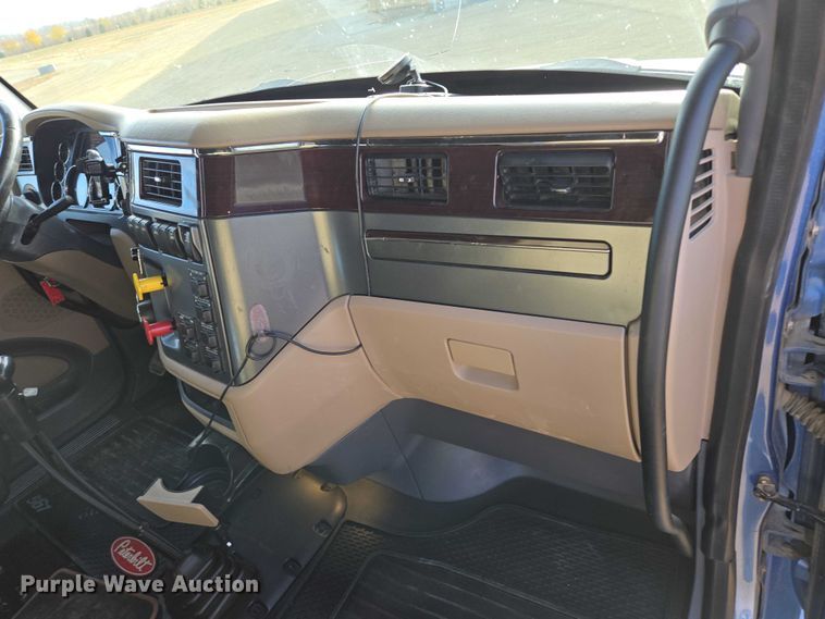 image for item EB1149 2016 Peterbilt 567 semi truck