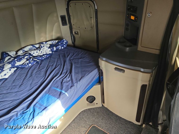 image for item EB1149 2016 Peterbilt 567 semi truck