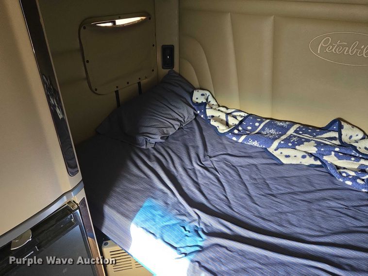 image for item EB1149 2016 Peterbilt 567 semi truck