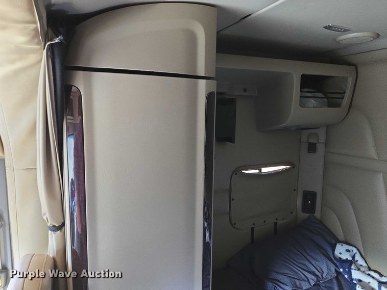 image for item EB1149 2016 Peterbilt 567 semi truck