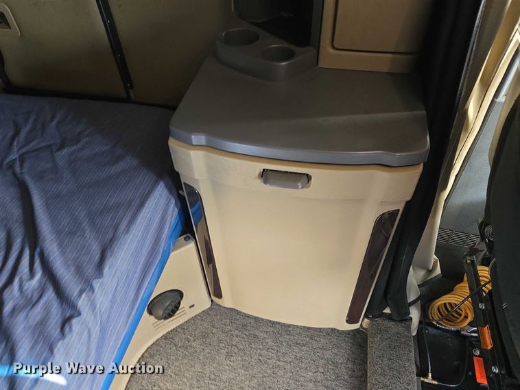 image for item EB1149 2016 Peterbilt 567 semi truck