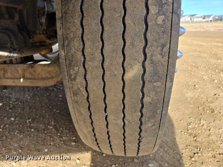 image for item EB1149 2016 Peterbilt 567 semi truck