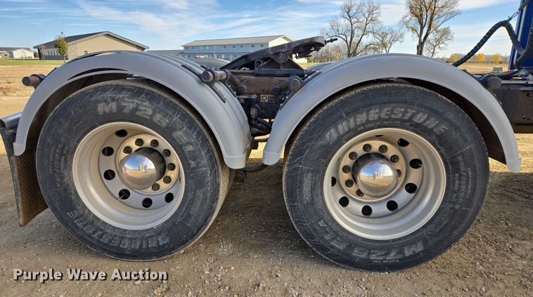 image for item EB1149 2016 Peterbilt 567 semi truck