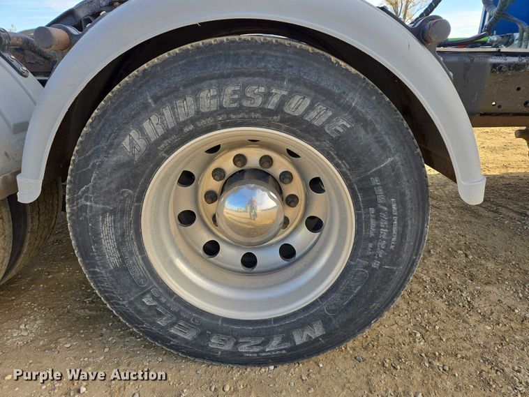 image for item EB1149 2016 Peterbilt 567 semi truck