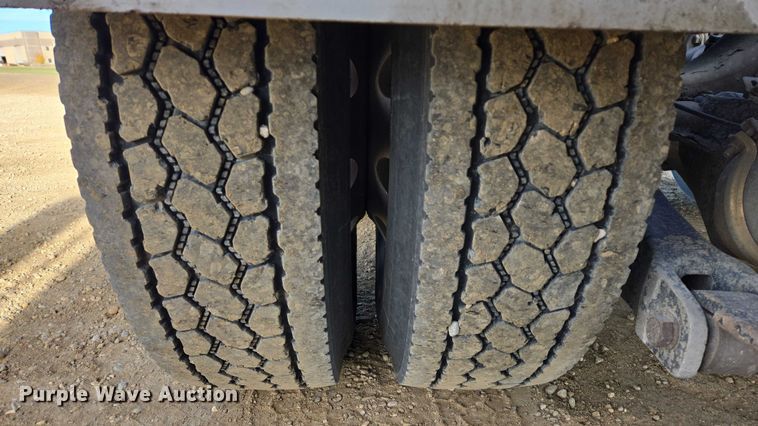 image for item EB1149 2016 Peterbilt 567 semi truck