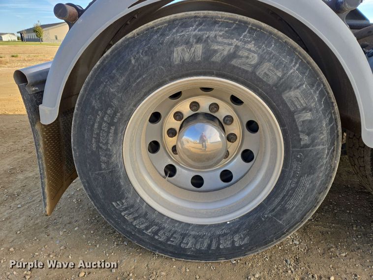 image for item EB1149 2016 Peterbilt 567 semi truck