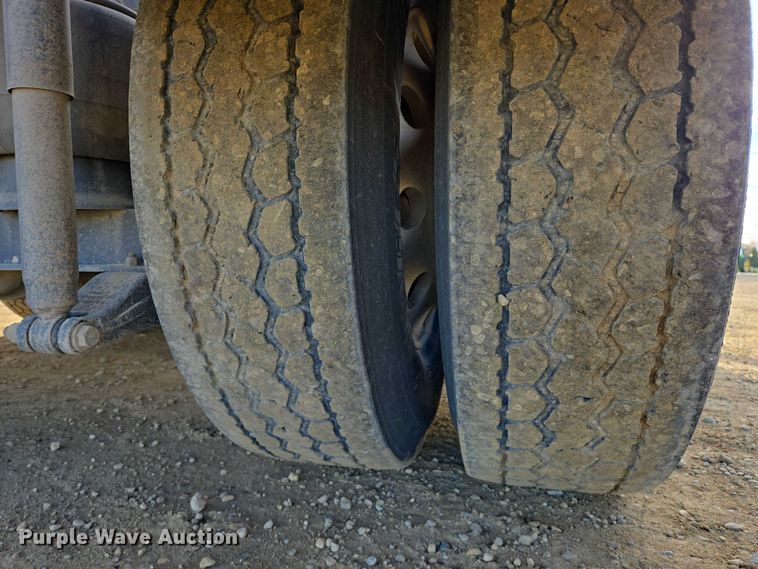 image for item EB1149 2016 Peterbilt 567 semi truck