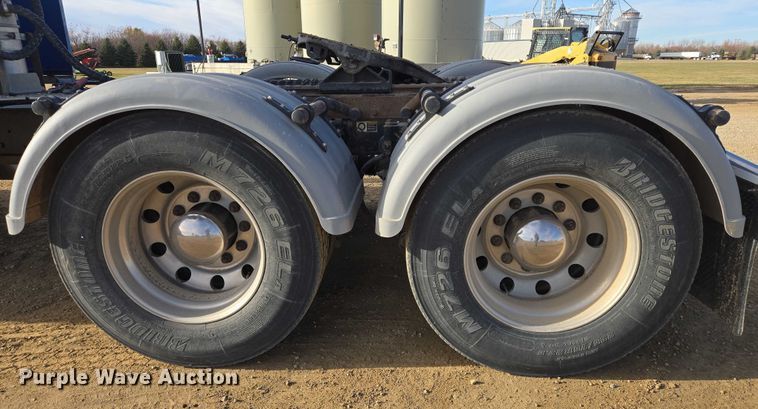 image for item EB1149 2016 Peterbilt 567 semi truck