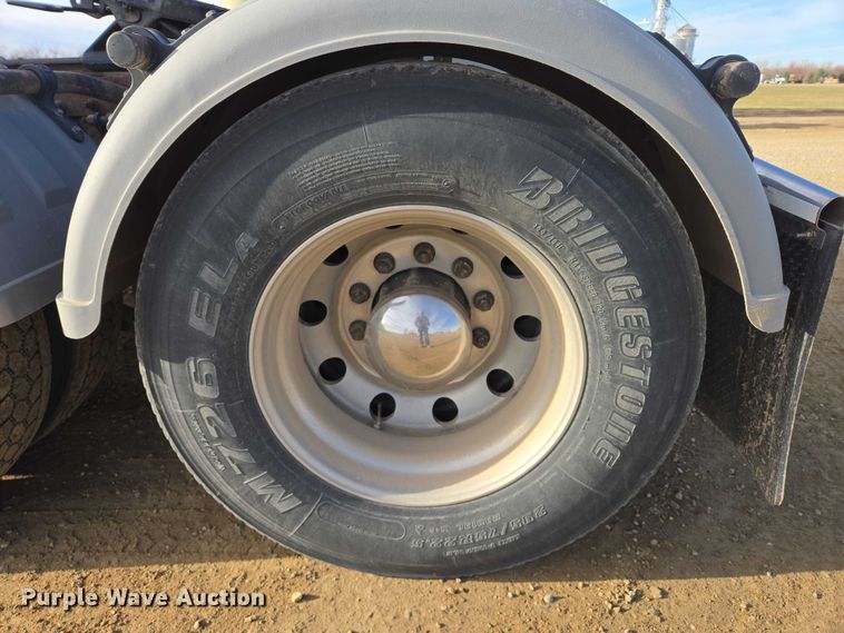 image for item EB1149 2016 Peterbilt 567 semi truck