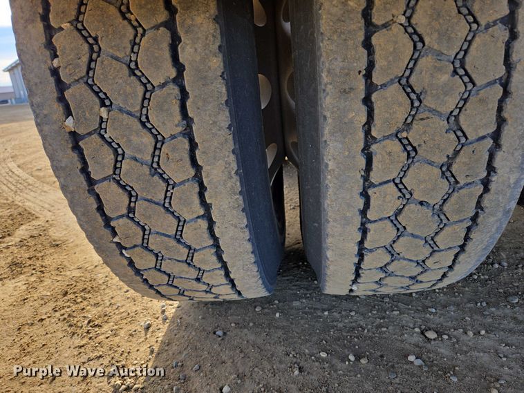 image for item EB1149 2016 Peterbilt 567 semi truck