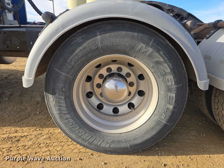 image for item EB1149 2016 Peterbilt 567 semi truck