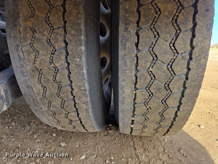 image for item EB1149 2016 Peterbilt 567 semi truck