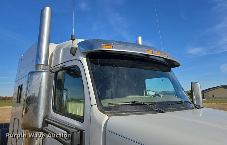 image for item EB1150 2016 Peterbilt 567 semi truck