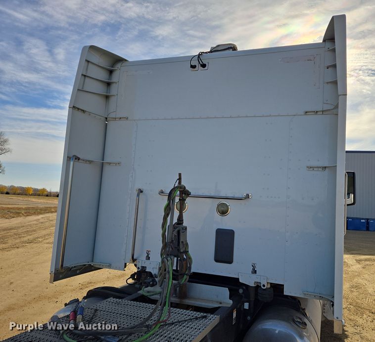 image for item EB1150 2016 Peterbilt 567 semi truck