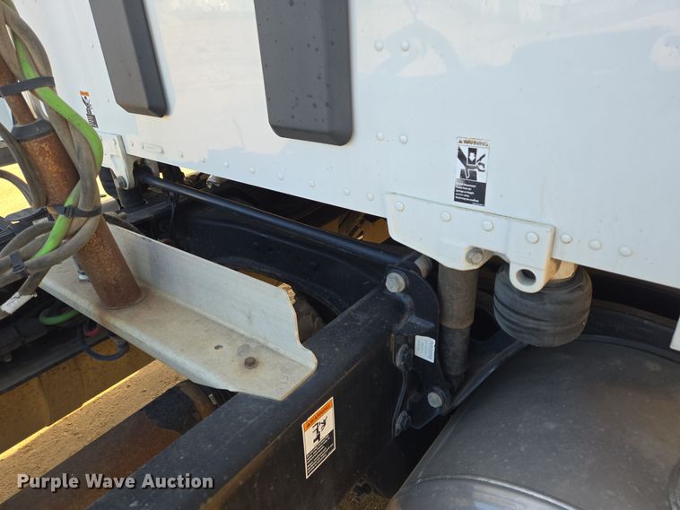 image for item EB1150 2016 Peterbilt 567 semi truck