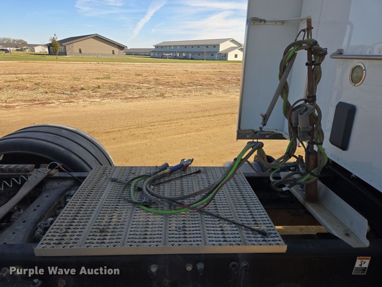 image for item EB1150 2016 Peterbilt 567 semi truck